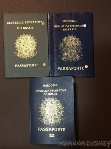 Modelos de passaportes. Os antigos na parte de cima da foto e o atual já com o chip na parte inferior.